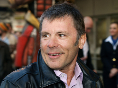 アイアン・メイデンのB・ディッキンソン、英パブの保護呼びかけ