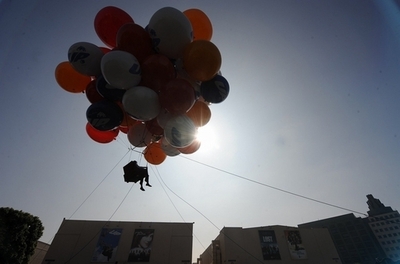 米国人とイラク人、風船をつけた椅子による飛行に挑戦