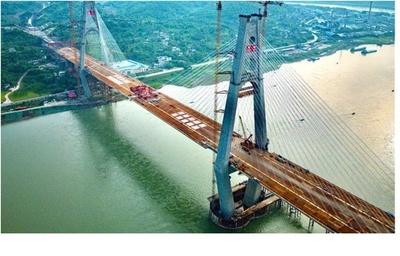 世界初の高速鉄道・道路同層併用大橋、中央で連結 中国・四川省 