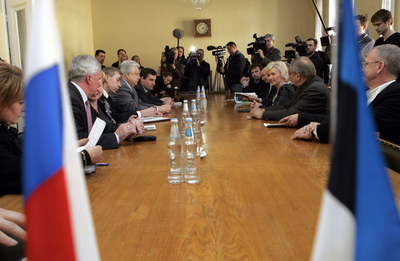 旧ソ連兵の銅像移動問題、エストニアとロシアが会談 - エストニア