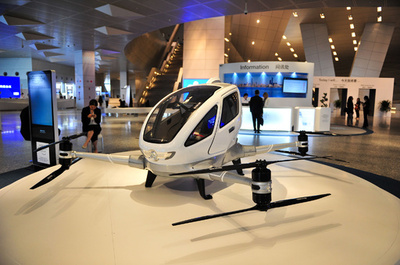 世界初の巨大ドローン展示、大連