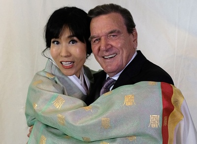 シュレーダー前独首相、韓国人女性と結婚式 ベルリンの最高級ホテルで