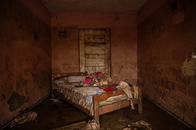 今も土砂だらけ…ギリシャ洪水被災地、再建急ぐ