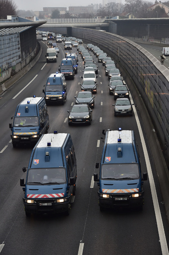 覆面の男らが観光客20人の荷物強奪、催涙ガスも 仏パリ