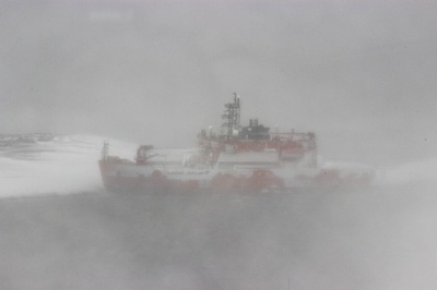 南極で豪観測船が座礁、吹雪で68人身動きとれず