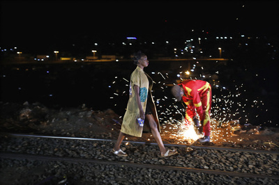 【今日の1枚】溶接の火花飛び散る、線路でファッションショー ケニア