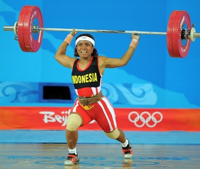 インドネシア重量挙げ選手、繰り上げで10年越しの五輪メダル獲得