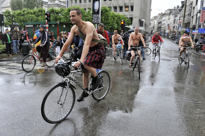 ヌード・サイクリングで車社会に抗議、｢サイクロヌーディスタ｣