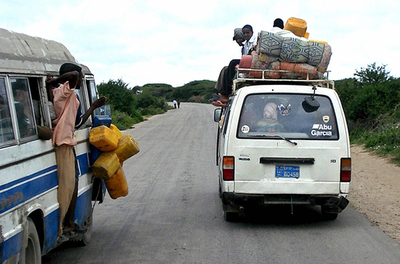 通学路で爆弾が破裂、子ども2人が死亡