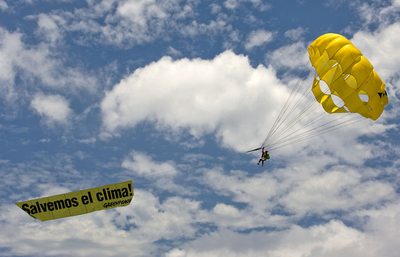 世界環境デー、グリーンピースが温暖化対策を訴えるパフォーマンス