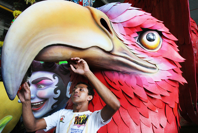 ブラジルで準備好調、サンバカーニバルの山車
