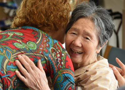 抱擁は温もり、生きる力 タンゴセラピーを病院や介護施設が導入