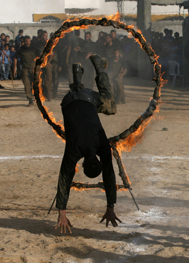 ハマスの治安部隊訓練生の修了式開催 - パレスチナ自治区