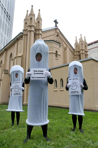 ローマ法王にコンドーム使用求め、豪カトリック教徒が抗議運動