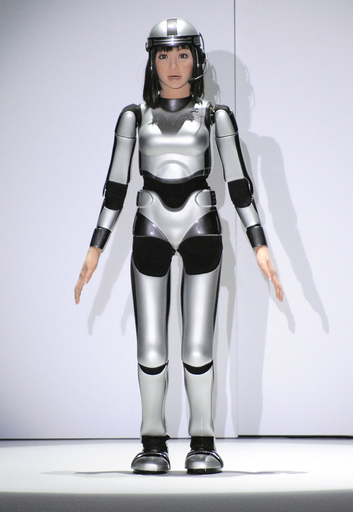 人間型ロボット、都内のファッションショーに登場