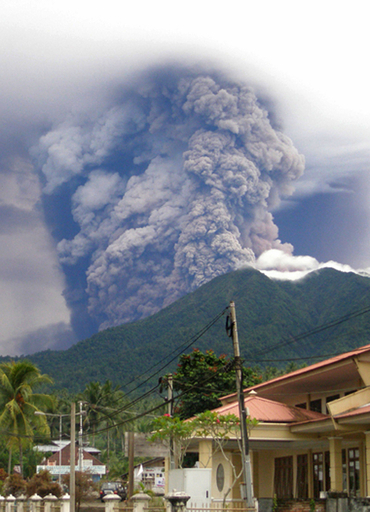 スラウェシ島の火山、再び活発化