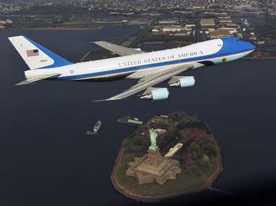 ホワイトハウス軍務室長が辞任、大統領専用機の低空飛行問題で