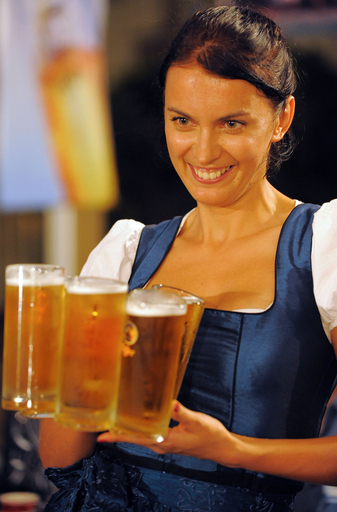 ビールの祭典「オクトーバーフェスト」、カンボジアでも大盛況