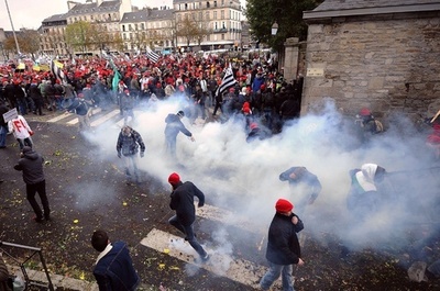 仏北西部でデモが暴徒化、「環境税」に反対