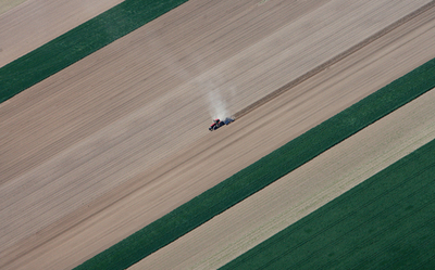 豊作の願いを乗せて描かれる直線 - ドイツ