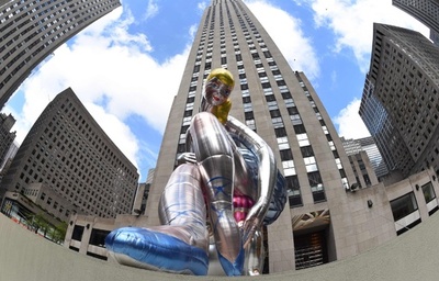 ロックフェラーセンターに巨大バレリーナ、J・クーンズ氏作品