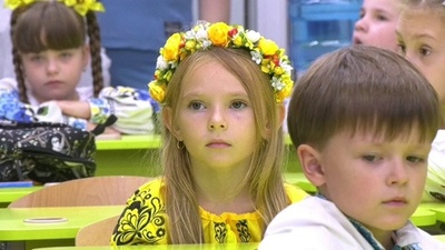 動画：新小学1年生が「地下学校」に初登校 ウクライナ東部