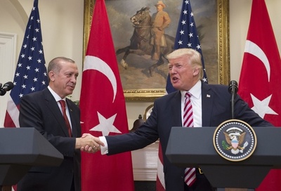 米・トルコ大統領が会談、クルド問題で対立も友好演出