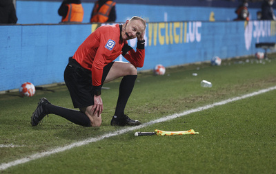 観客が投げたカップ直撃のブンデス副審「断固たる措置を」