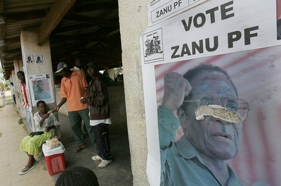 ジンバブエ当局、外国人記者2人を立件