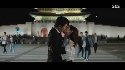 ドラマでは「キスシーン」だが…現実にはそこに「弾劾」「大統領守れ」が響いている