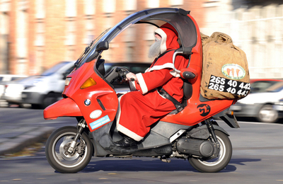 「サンタクロースとしての作法を誓います」、ベルリンでパフォーマーらが署名