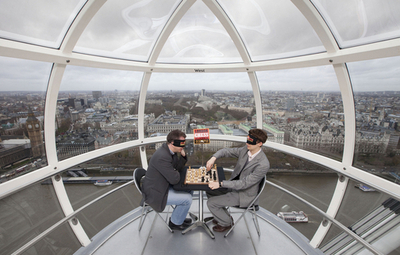 ロンドンの空中で「目隠し」チェス、名人ならでは？