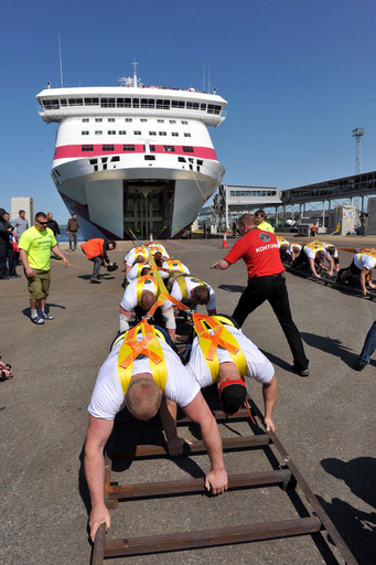 力自慢の20人、2万トンの大型客船に挑む エストニア