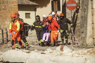 イタリア地震、20人負傷3000人超避難 14世紀の教会ほぼ崩壊
