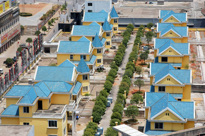 ショッピングモール屋上に戸建て団地、解体も販売もできず 中国