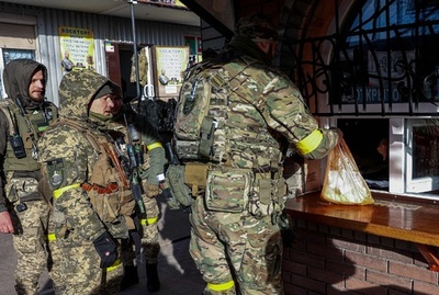 戦場のホットドッグ、兵士らに人気の軽食 ウクライナ東部