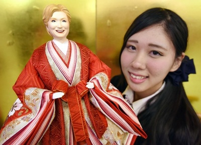 ヒラリー氏、今年の期待びなに 都内の人形店が制作