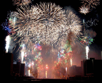 朝鮮労働党創建64周年を祝う花火大会 北朝鮮・平壌