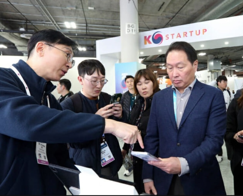 「K-スタートアップ統合館」でジグリプトのオ・ヒョンオク代表の説明を聞くチェ・テウォン会長（右）=大韓商工会議所(c)KOREA WAVE