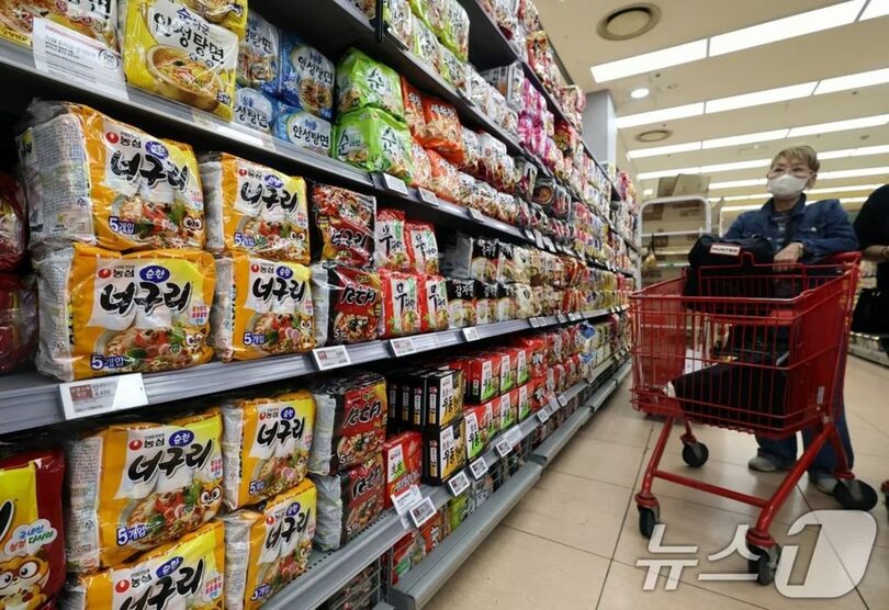 ソウル市内の大型スーパーのラーメン売り場(c)news1