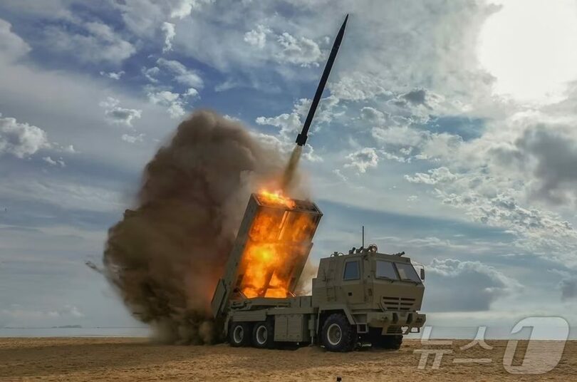 北朝鮮が6月25日の「重要兵器試験」で発射した改良型240ミリ多連装ロケット砲、戦術弾道ミサイル、155ミリ自走榴弾砲用延長射程弾＝労働新聞(c)news1