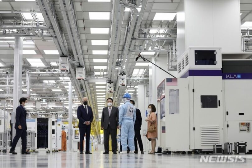 昨年5月20日、韓国京畿道のサムスン電子半導体工場を視察するユン・ソンニョル（尹錫悦）大統領とバイデン米大統領(c)NEWSIS