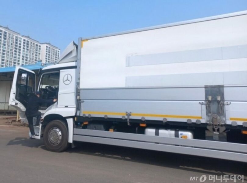 宅配貨物車に乗り込むパク・ジョンヒョクさん(c)MONEYTODAY