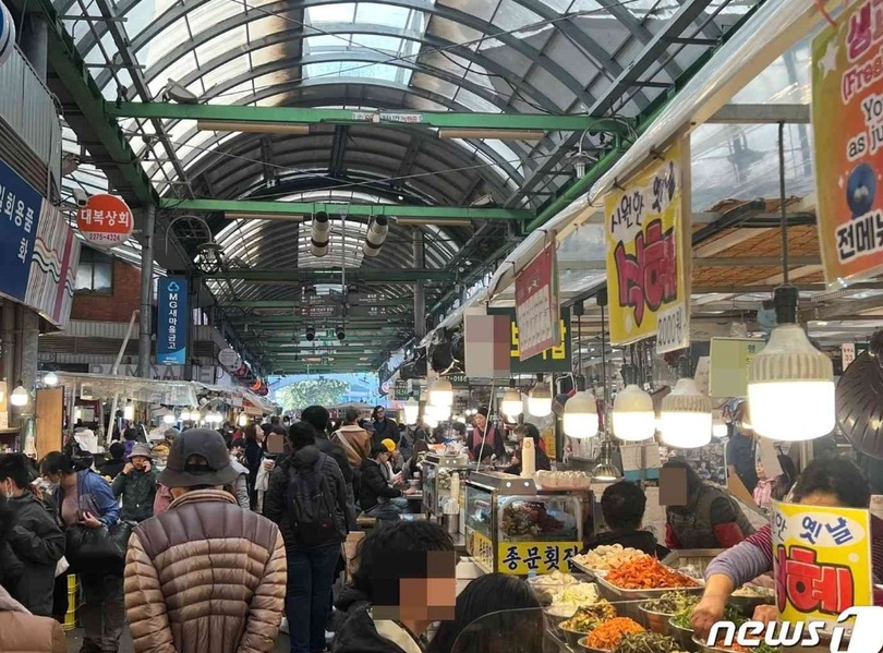 客でにぎわうソウルの広蔵市場(c)news1