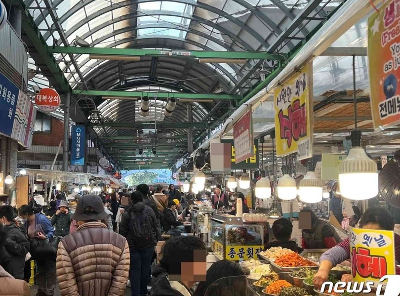 客でにぎわうソウルの広蔵市場(c)news1