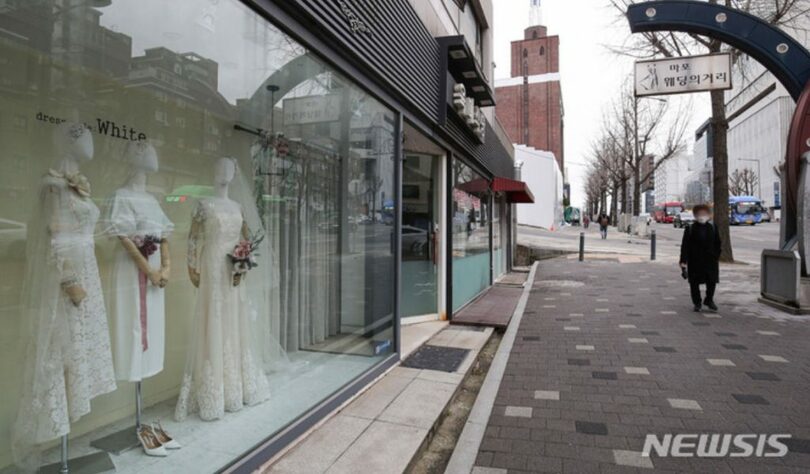 ソウル市麻浦区（マポグ）のウェディング通り内の商店に陳列されたウェディングドレス(c)NEWSIS
