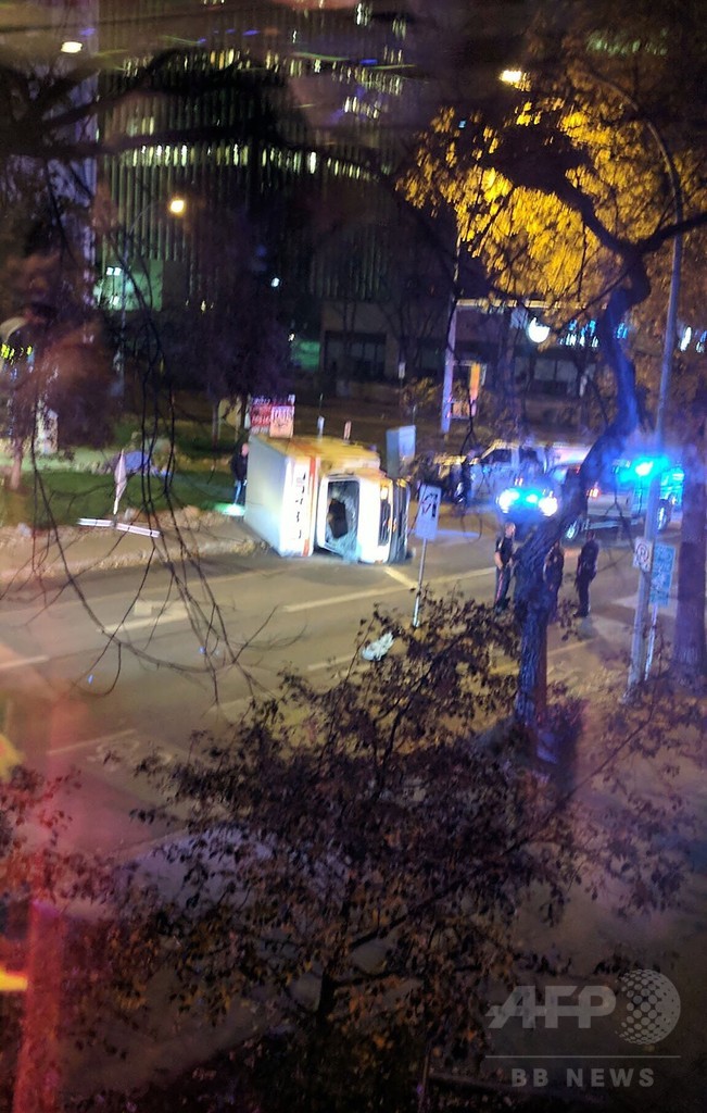 カナダで「テロ」、男が警官や歩行者ら次々襲う 車からISの旗