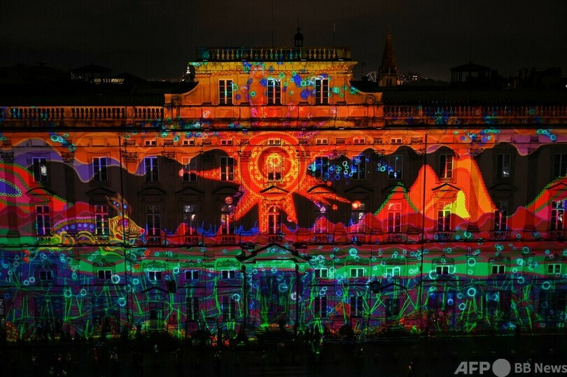 仏リヨンで「光の祭典」 街全体がライトアップ