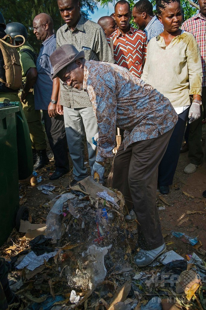タンザニア大統領が独立記念日にごみ拾い