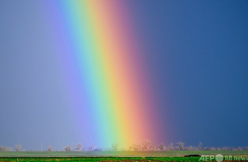 【今日の1枚】たどり着けそうな虹のふもと 米加州